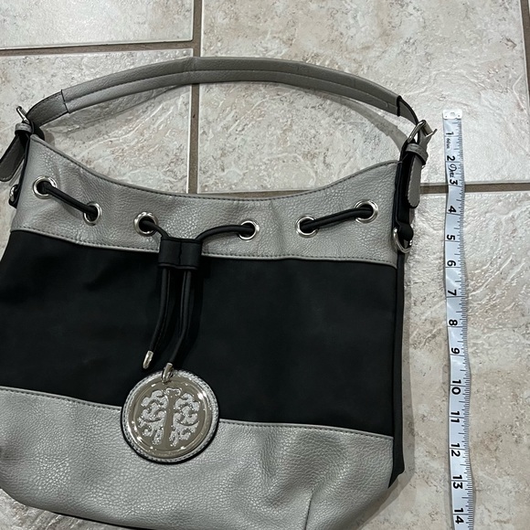 Beautiful Black y silver purse 👛 - Picture 3 of 8